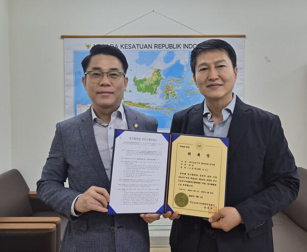 오지석 경찰영사(오른쪽)가 나성문 영사협력원에게 위촉장 전수 후 기념촬영을 하고 있다.[칼리만탄한인회]