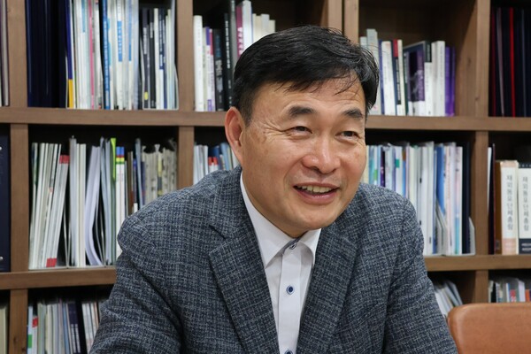 지난 9일 여의도 본지 사무실에서 인터뷰를 하고 있는 최도권 한국외국인근로복지협회 이사장.