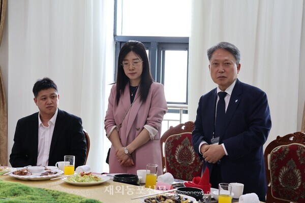 지난 5월 중한(장춘)국제협력시범구 방문시 오찬석상에서 김명진 메인비즈협회 회장(오른쪽)이 인사말을 하는 모습.  [황복희 기자]