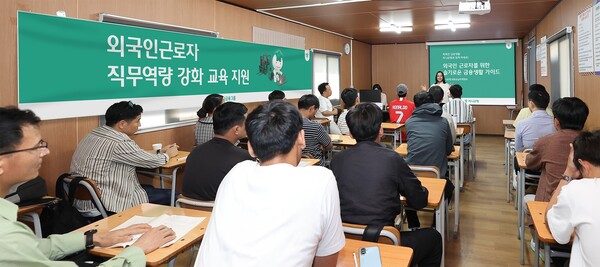 하나금융그룹은 외국인 근로자의 안정적인 국내 정착과 취업 역량 강화를 돕기 위해 '외국인 근로자 직무역량 교육 지원 사업'을 본격 시행했다. 지난 13일, 경기도 파주시에 위치한 중장비 교육 학원에서 외국인 근로자들이 지게차 이론 교육·금융교육을 받고 있다. [하나금융 제공]