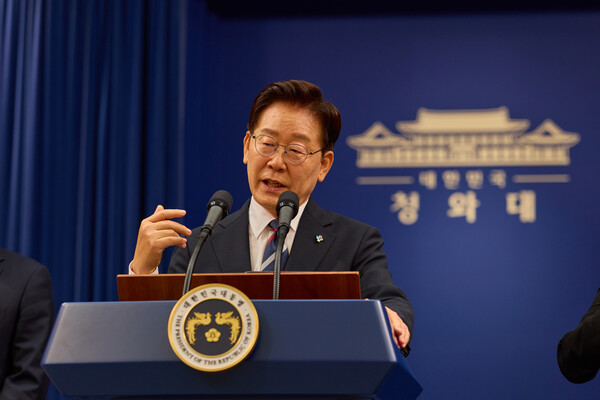 이재명 대통령이 19일 청와대 춘추관에서 열린 G7 참석·유럽 순방 결과 브리핑에서 취재진 질문에 답하고 있다. [청와대]