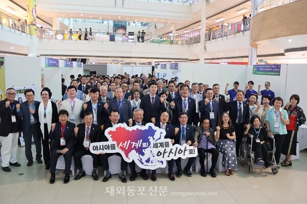 6월25일 필리핀 마닐라 알라방 페스티벌몰에서 열린 ‘2026 아시아 필리핀 한상 엑스포(KOREA SSONG EXPO 2026)’ 개막식에서 참석자들이 기념촬영을 하고 있다. [황복희 기자]