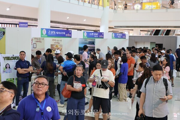 ‘2026 아시아 필리핀 한상 엑스포(KOREA SSONG EXPO 2026)’에 현지인들이 방문해 전시부스를 돌아보고 있다. 