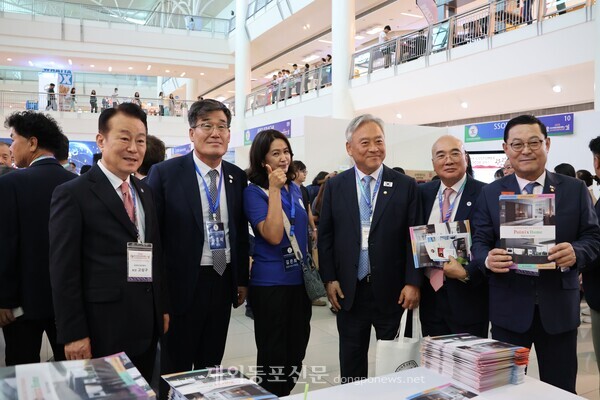 ‘2026 아시아 필리핀 한상 엑스포(KOREA SSONG EXPO 2026)’ 개막식에 참석한 (왼쪽부터) 고상구 세계한인총연합회장, 송훈석 아시아한상필리핀총연합회장과 부인, 이재강 의원, 김기영 아시아한인회총연합회장, 윤만영 필리핀 한인총연합회장 등 주요 인사들이 전시부스에서 기념촬영을 하는 모습.   