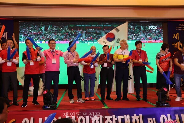 비록 졌지만 응원만은 월드컵 우승감이었다. 승은호 코린도그룹 회장, 고상구 세계한인총연합회장, 이재강 의원 등이 단상에 올라 "대~한민국"을 외치며 힘찬 응원을 벌이고 있다.  