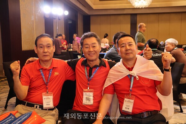 김장열 전 태국한인회장(가운데)등 전현직 한인회장들이 응원도중 즐겁게 기념촬영을 하고 있다. 