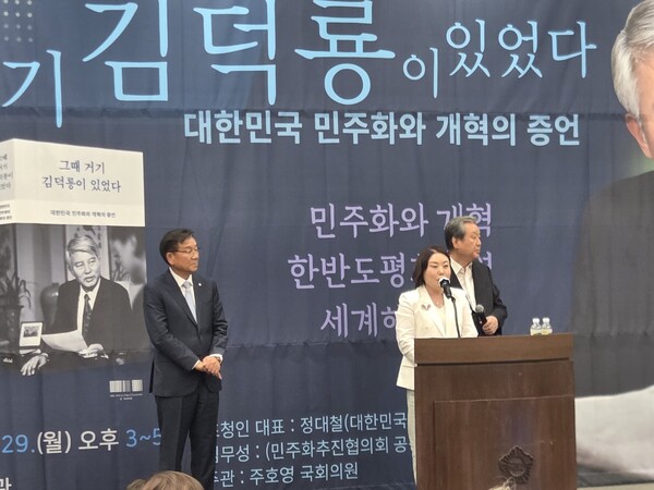 이숙진 호주 제마이홀딩스 대표가 축하 인사를 하고 있다. 사진 왼쪽은 김점배 글로벌한상드림 이사장.[왕길환 기자]