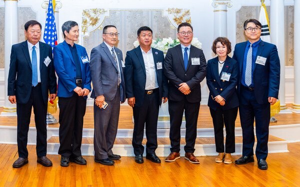뉴욕한인회 산하 세종역사연구소 이사진들.