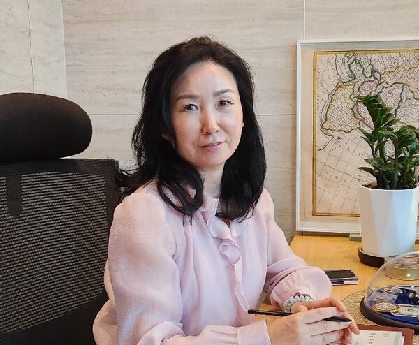 인터뷰에 응하는 민아윤 대표