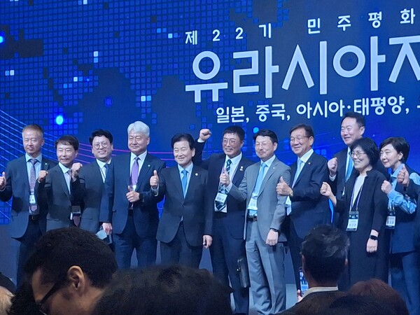 '제22기 민주평화통일자문회의 유라시아 지역회의' 개회식에 참석한 정동영 통일부 장관을 비롯한 주요 참석자들이 1일 인천 인스파이어 리조트 '인스파이어 볼룸'에서 기념촬영을 하고 있다. [이샛별 기자]