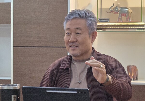 재외동포신문 인터뷰에 응하는 오세영 코라오그룹 회장.[왕길환 기자]