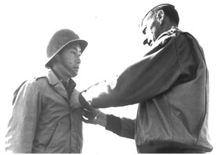 1944년 이탈리아에서 미은성무공훈장을 받고 있는 김영옥 대령(출처 : 방위사업청 블로그)