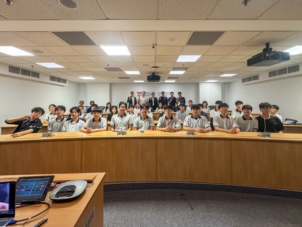채상훈 교수 특강(Evolution of Semiconductor Technology: Past, Present, and Future)을 수강하고 있는 장면.