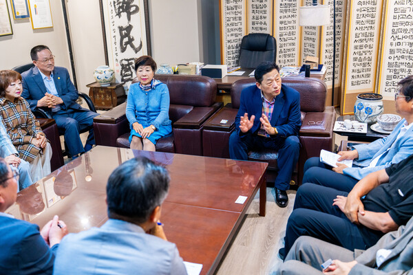 이명석회장과 이에스더 이사장이 박천수 행정부지사(오른쪽) 등 제주특별자치도 관계자들과 미팅을 하고 있는 모습.[뉴욕한인회]
