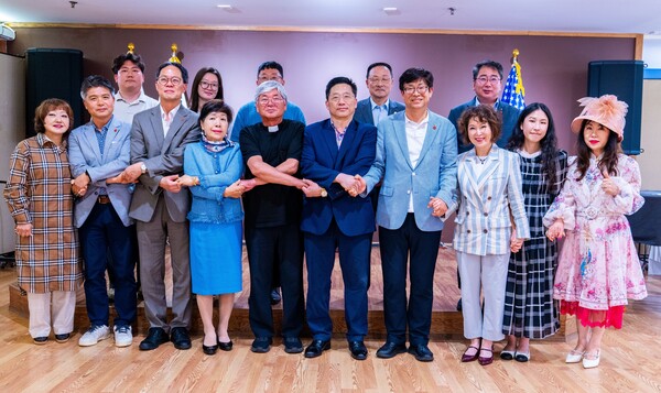  (앞줄 왼쪽부터) 박연숙 사회봉사부회장, 양성주 4.3희생자유족회 상임부회장, 박종석 국제관계대사, 이에스더 이사장, 임문철 이사장,  이명석 회장, 박천수 부지사, 김신자 여성부회장.[뉴욕한인회]