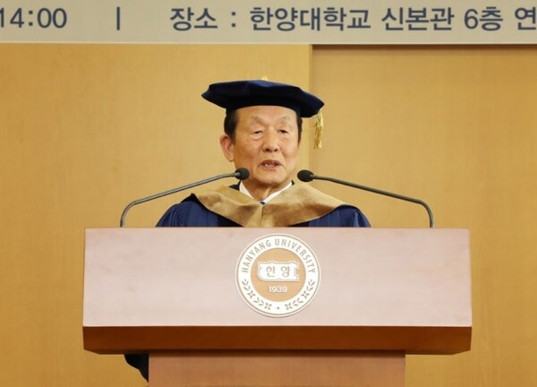 미국 남가주 온타리오에 본사를 둔 BP인더스트리의 김동구 회장. 2018년 한양대학에서 명예경영학박사학위를 받는 장면. [출처:한양대학교]