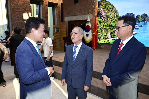 사진 왼쪽부터 신용한 충북도지사와 전대수 바르게살기운동 충북협의회 의장, 이건 회장이 이야기를 나누고 있다.[이건 회장 제공]