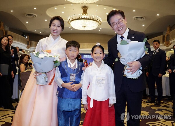  25일(현지시간) 미국 샌프란시스코의 한 호텔에서 열린 동포 오찬간담회에 참석해 화동들로부터 꽃다발을 받고 기념촬영을 하는 이재명 대통령 부부.[연합뉴스]