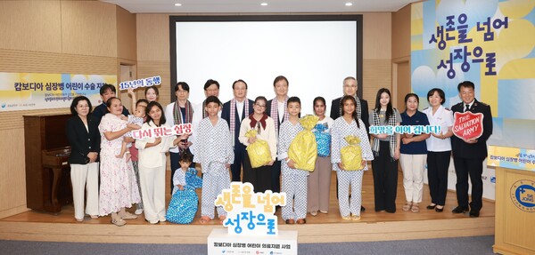지난 8월 24일 부천 세종병원에서 열린 행사에 참여한 이환주 KB국민은행장이 환아에게 선물을 전달하고 있다. [KB국민은행]