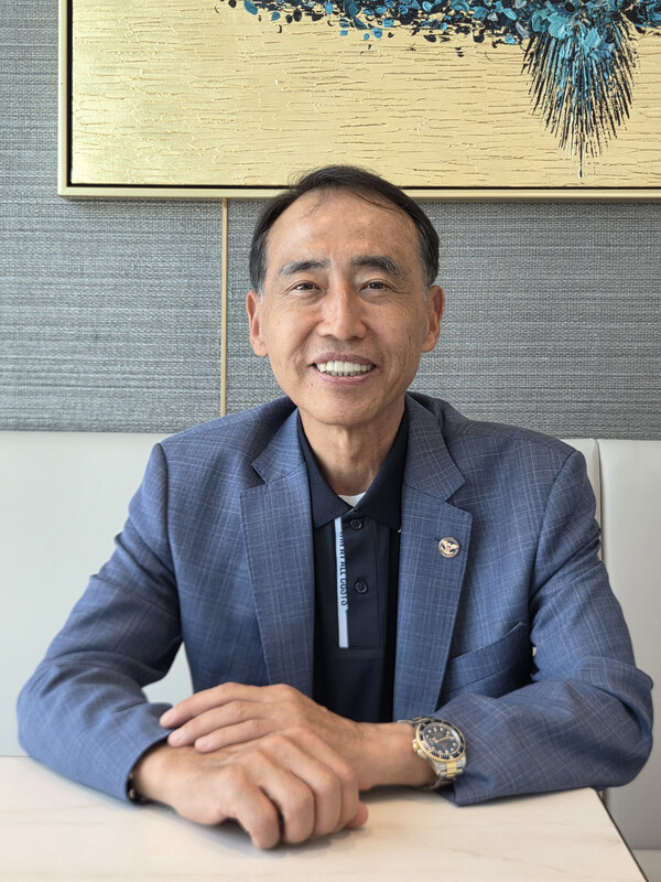 지난 8월13일 싱가포르의 그랜드 콥튼 워터프런트 호텔에서 본지 인터뷰에 응하는 이영중 위원장.[왕길환 기자]