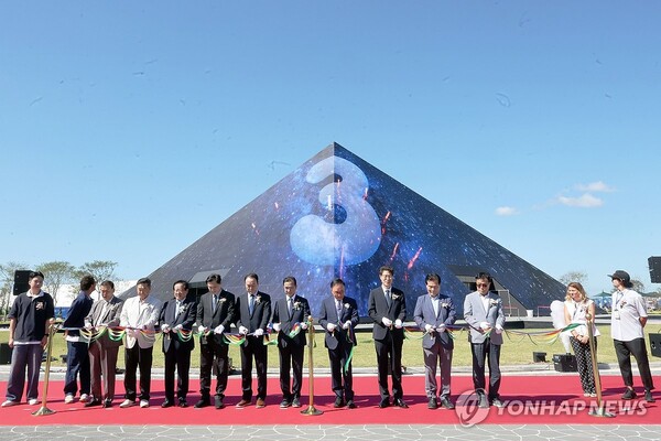 5일 오전 전남광주 여수시 진모지구 2026 여수세계섬박람회 주행사장에서 서영학 여수시장과 주철현 의원, 조계원 의원 등 내빈들이 개장식에서 리본을 자르고 있다./사진=연합뉴스.