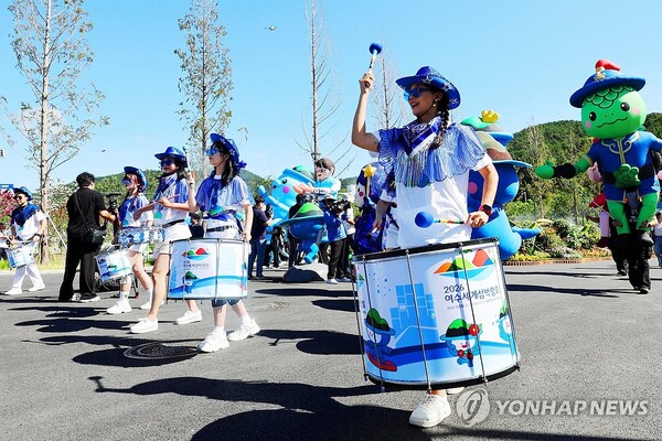 5일 오전 전남광주 여수시 돌산읍 진모지구 주 행사장에서 열린 2026 여수세계섬박람회 개막식에서 퍼레이드팀이 행진하고 있다./사진 =연합뉴스.