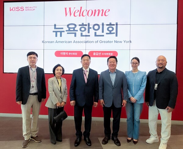 키스그룹이 뉴욕한인회 방문을 환영한다는 메시지와 함께 로비에서 이명석 회장, 음갑선 수석부회장과 함께 기념촬영을 했다.   왼쪽부터 피터 원 이사, 음갑선 수석부회장, 이명석 회장, 한규상 부사장, 이세나 홍보 디렉터, 홍성우 팀장.[뉴욕한인회 제공]