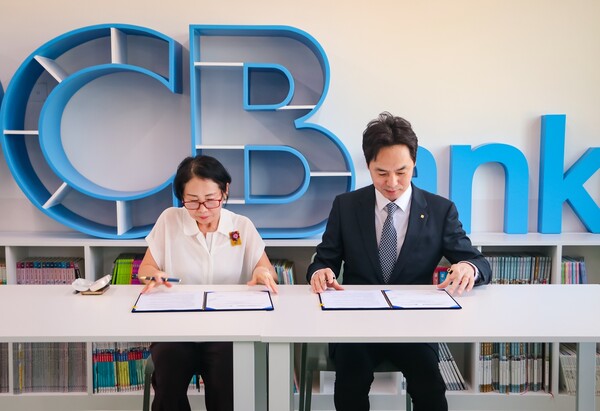 구양주 프놈펜한국국제학교 교장(왼족)과 이진영 PPCBank 행장이 교육지원 업무협약서에 서명하고 있다. [PPCBank)