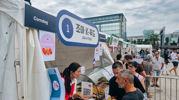 파리 ‘K-스트리트 페스티벌’ K-푸드 부스에서 현지 관람객들이 한국 길거리 음식을 살펴보고 있다.[출처:프랑스존] 