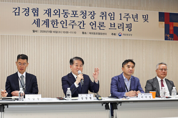 기자들의 질문에 응답하는 김경협 청장.[재외동포청 제공]