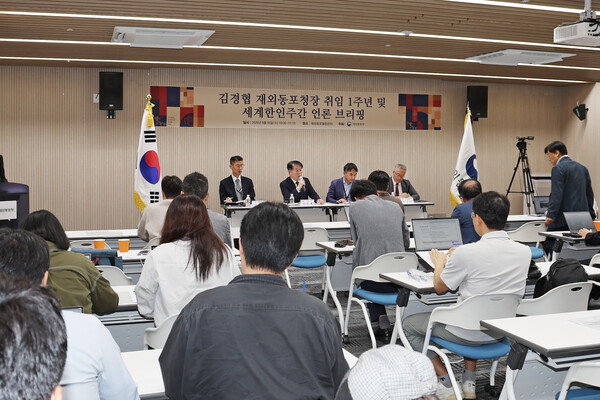 김경협 청장 기자간담회 장면.[재외동포청 제공]